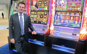 A man standing in front of a slot machine.