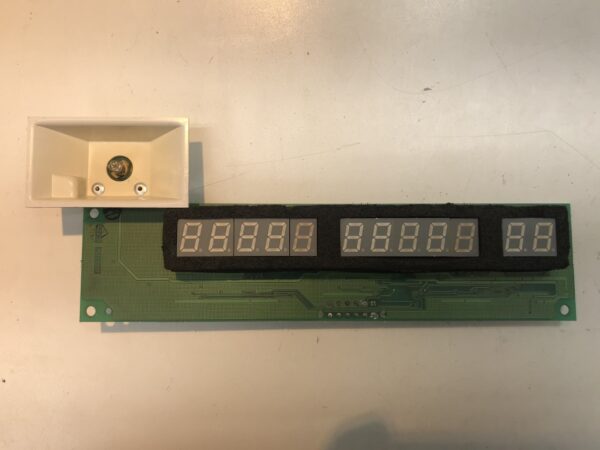 A small IGT S2000 Slant Top Slot Machine Seven Segment Display p/n 75117901. GETT Part MBRD105 with a clock on it.